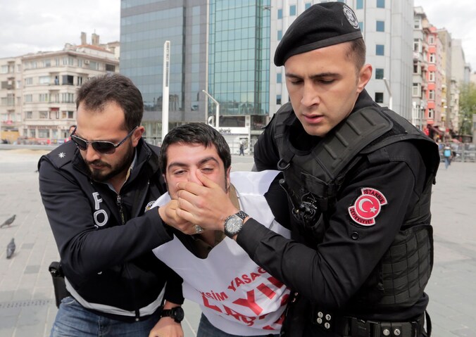 De Turkse politie arresteert een manifestant die op weg was naar het Taksimplein.