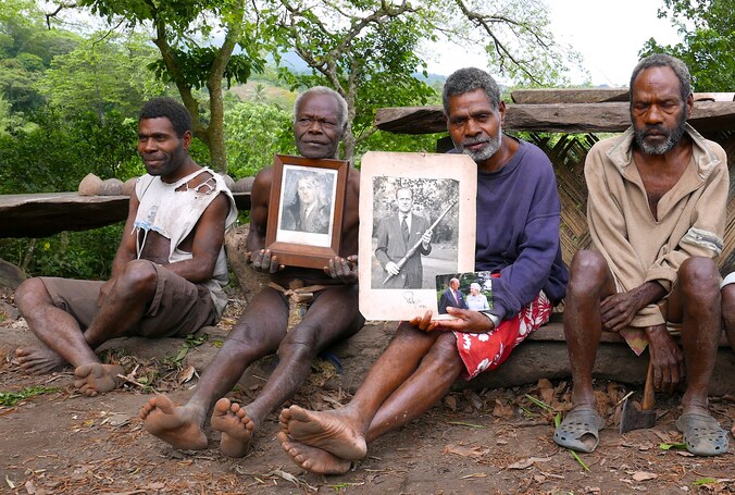 Chief Jack Malia (tweede van rechts) van de Imanourane Tribe houdt foto's van de Britse prins vast.