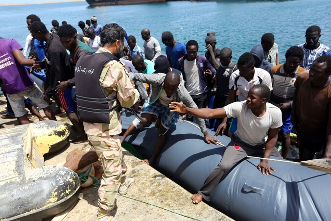 Migranten komen aan op de zeemachtbasis in Tripoli (Libië)