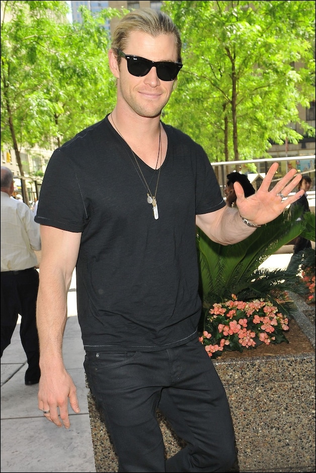 De acteur Chris Hemsworth met een staartje.