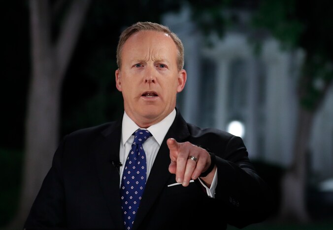 Onder andere Sean Spicer werd op het matje geroepen.