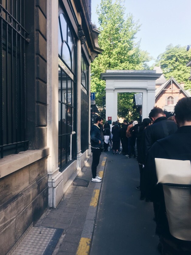 Een deel van de wachtrij bij de stockverkoop van Raf Simons.