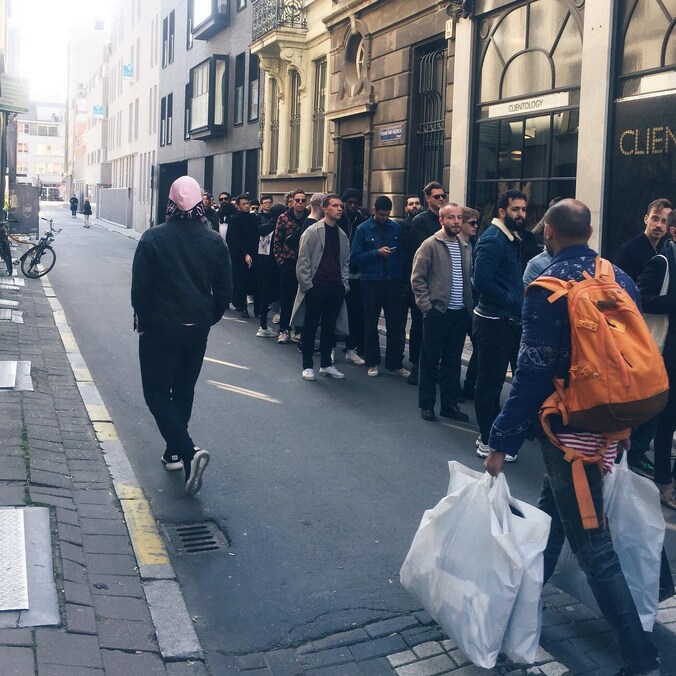 De rij bij de stockverkoop van Raf Simons.