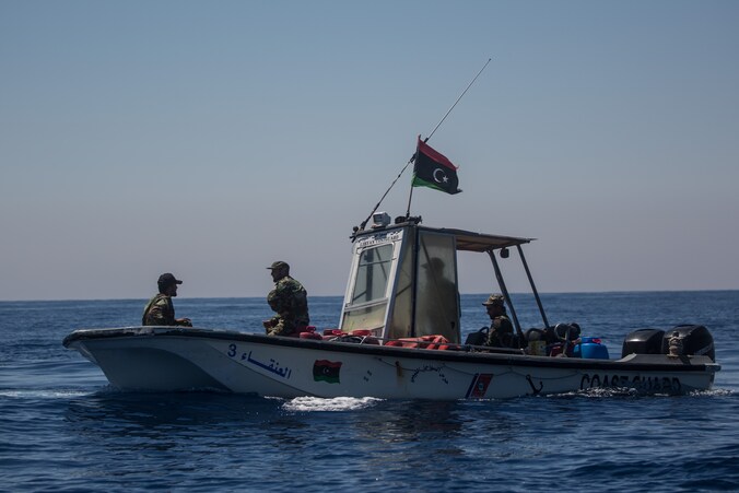 De Libische kustwacht in de buurt van Lampedusa