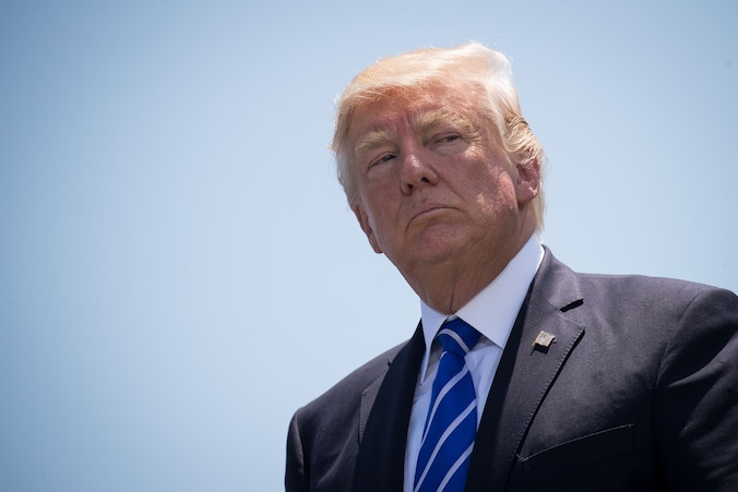 Nu zelfs zijn partijgenoten in een afzettingsprocedure beginnen geloven, wordt het president Trump echt wel heet onder de voeten.