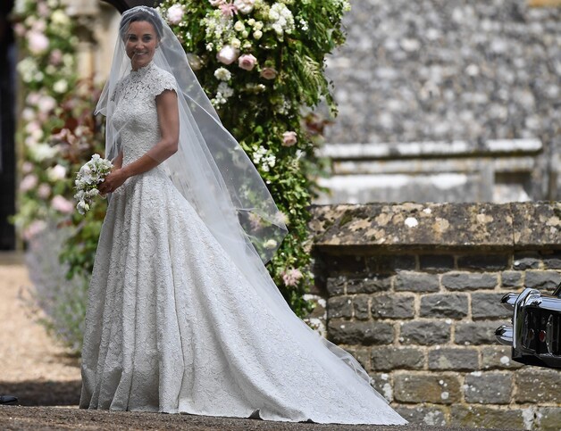 Pippa in een jurk van Giles Deacon.