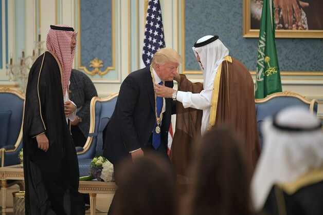Donald Trump krijgt van de Saoedische koning Salman de Abdel Azizmedaille voor zijn inspanningen om de bilaterale banden tussen de twee landen te verbeteren en wereldwijd vrede en stabiliteit te verspreiden.