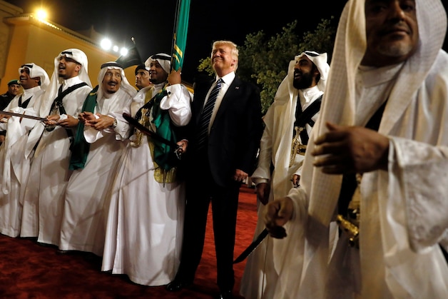 Trump neemt kritiekloos deel aan de traditionele zwaardendans