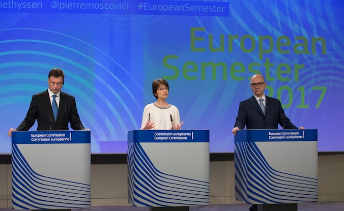 De vicepresident van de Europese Commissie Valdis Dombrovskis en EU-commissarissen Marianne Thyssen en Pierre Moscovici.