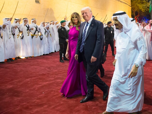Donald Trump en de first lady Melania Trump gisteren in Riad.