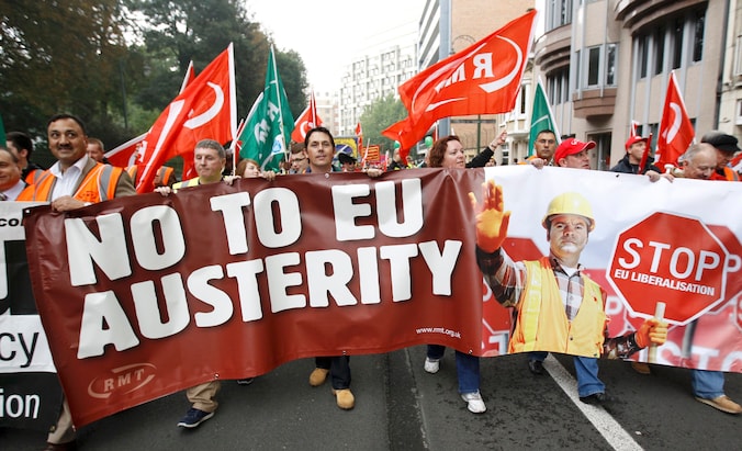 Demonstranten protesteren in Brussel tegen bezuinigingsmaatregelen in de eurozone.
