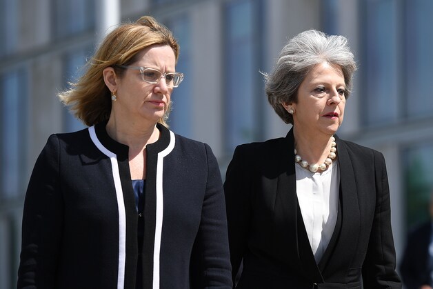 De Britse minister van Binnenlandse Zaken Amber Rudd en premier Theresa May.