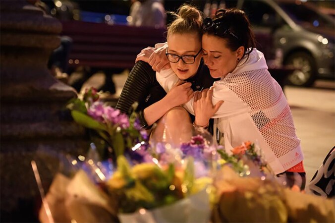 Inwoners van Manchester rouwen om de slachtoffers van de aanslag na het concert van Ariana Grande.