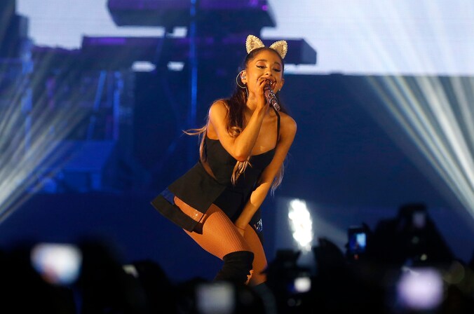 Ariana Grande op het podium in Las Vegas.