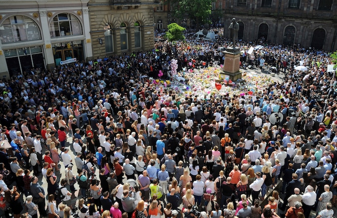 Op het St.Anne Square in Manchester komen mensen samen om bloemen neer te leggen en samen te zijn.