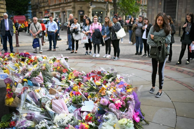 Bloemenhulde aan de slachtoffers van de bomaanslag op St. Ann's Square in Manchester.