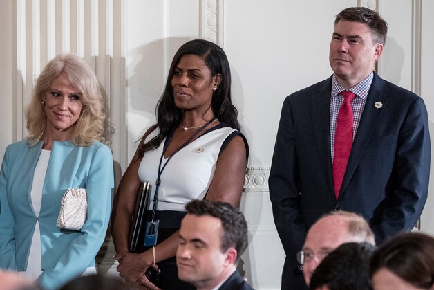 Mike Dubke, met Kellyanne Conway en Omarosa Manigault.