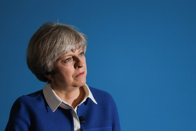 De Conservatieven van premier Theresa May verliezen volgens de peiling hun absolute meerderheid.