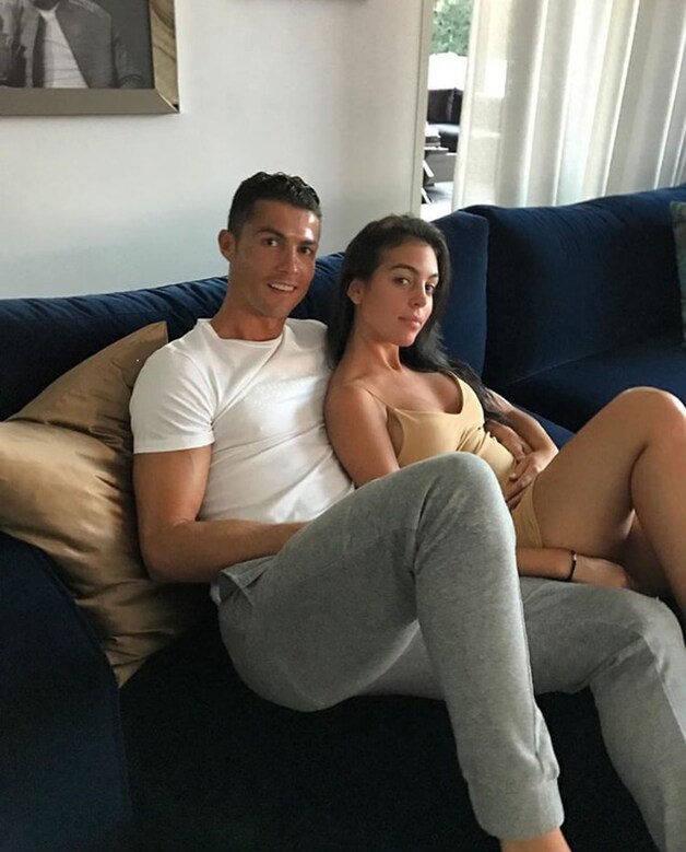 Op Facebook kwam er meteen veel reactie op een foto waarop Cristiano de hand op het buikje van Rodriguez legde.