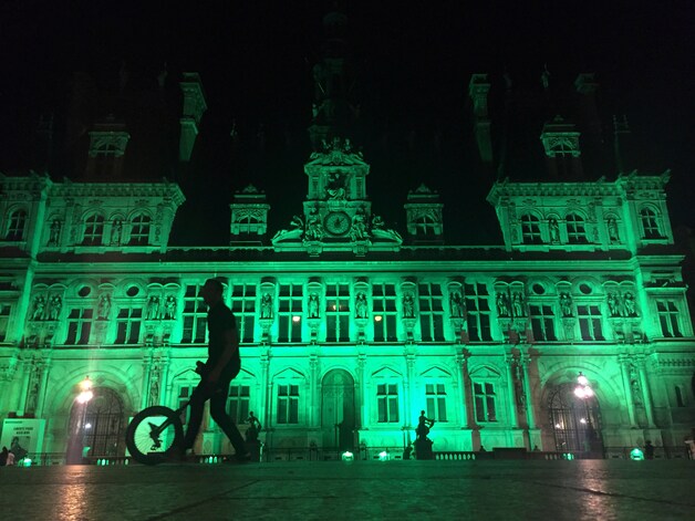 Parijs zette als reactie op Trumps terugtrekking uit het klimaatakkoord zijn stadhuis in het groen.