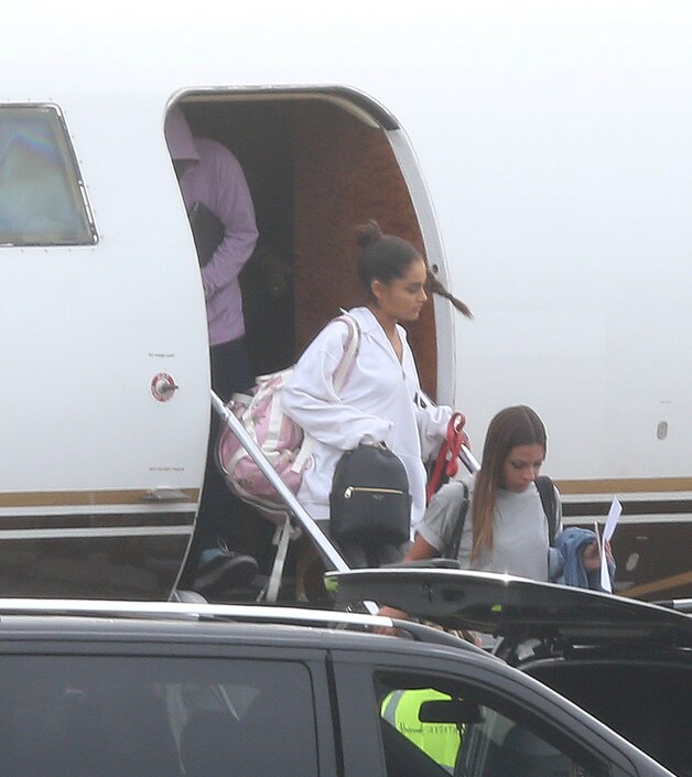Ariana Grande vandaag op de luchthaven van Londen Stansted.