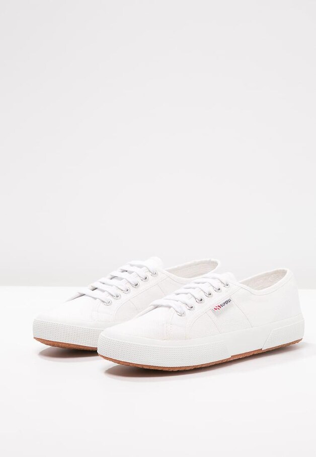 De sneakers in kwestie.