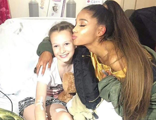 Ariana Grande ontmoet superfan Jaden in het ziekenhuis.