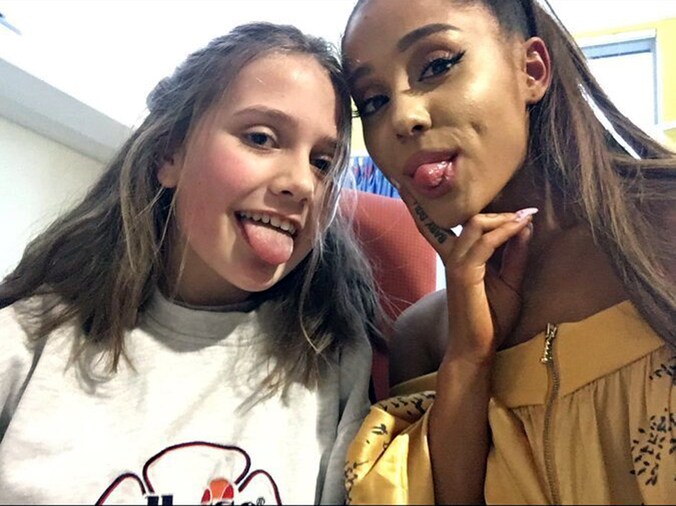 Zangeres Ariana Grande verraste enkele slachtoffers van de aanslag in het ziekenhuis van Manchester.