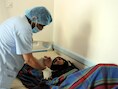 Een dokter behandelt een vrouw met cholera in een ziekenhuis in Sana.