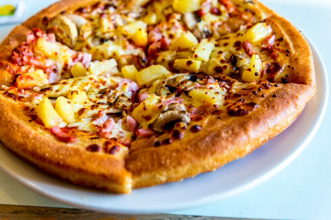 Pizza Hawaii met ananas en ham.