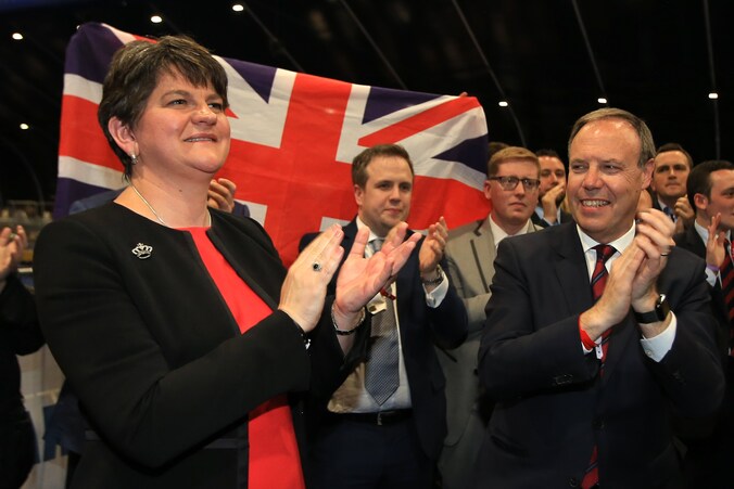 De DUP van partijleider Arlene Foster is pro-brexit. Toch heeft Foster zich uitgesproken tegen een "harde grens" tussen het Britse Noord-Ierland en de republiek Ierland, dat lid blijft van de EU.