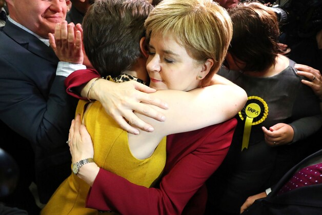 Nicola Sturgeon omhelst haar partijgenote nadat alle stemmen in Glasgow geteld zijn.
