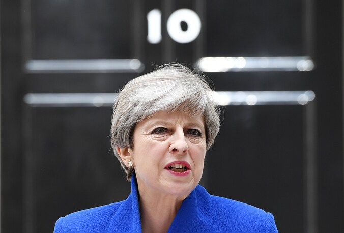 Theresa May, voor haar ambtswoning in Downing Street 10, heeft aangekondigd dat ze premier blijft.