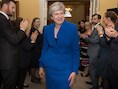 Theresa May krijgt applaus na haar onderonsje met de Queen van wie ze een nieuwe regering mag vormen, maar haar lach is eerder groen: "May wilde een meerderheid, maar ze heeft gegokt en verloren."
