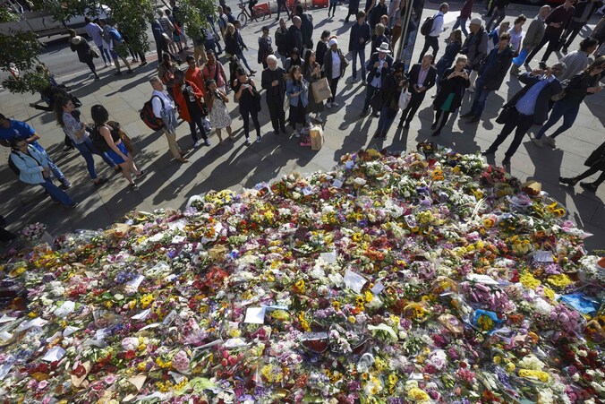Mensen rouwen bij de bloemenzee op de London Bridge ter nagedachtenis aan de slachtoffers.