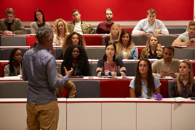 Studenten krijgen les in een aula. Illustratiebeeld.
