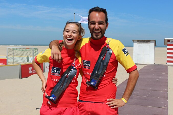 Elise Standaert en Louis Devreese stellen de nieuwe outfit van de redders voor.