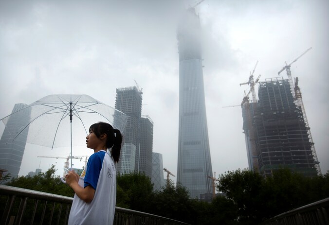 Wolkenkrabbers in aanbouw in Peking. Vorige maand verlaagde de Amerikaanse kredietbeoordelaar Moody's de rating voor China voor het eerst sinds 1989.