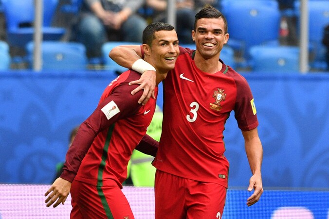 Cristiano Ronaldo (l) viert met Pepe na het scoren van een strafschop