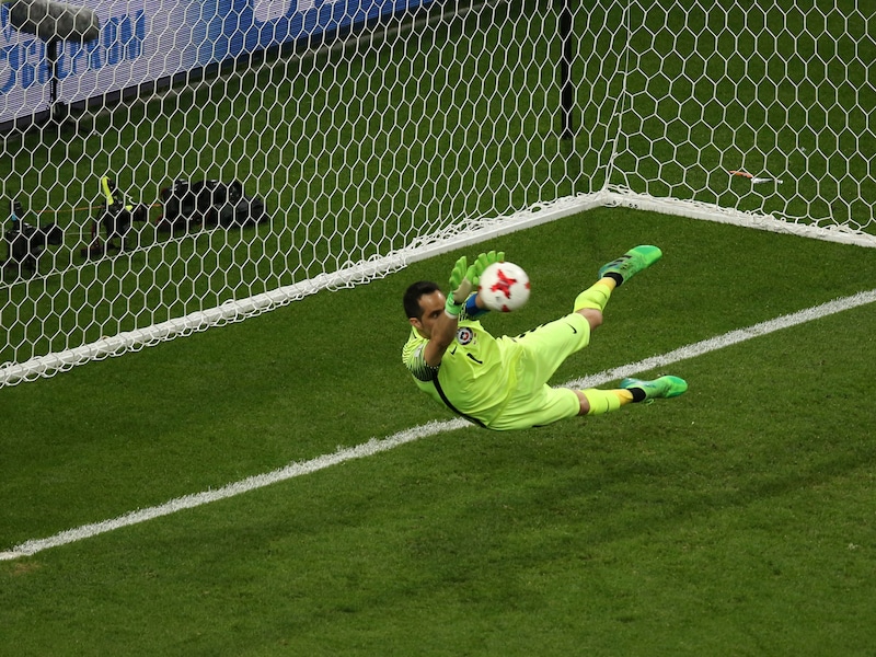 Bravo, Claudio Bravo: Chili naar finale nadat doelman in strafschoppenreeks drie Portugese elfmeters stopt