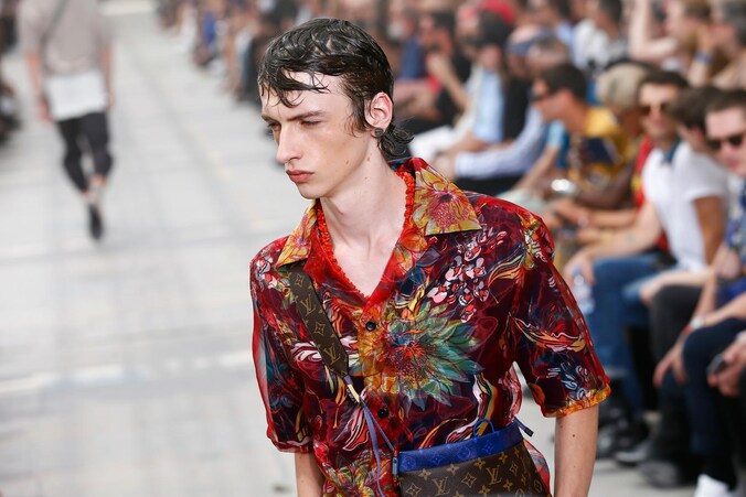 Een model op de catwalk van Louis Vuitton.