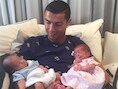 Fiere Cristiano poseert met tweeling op de arm