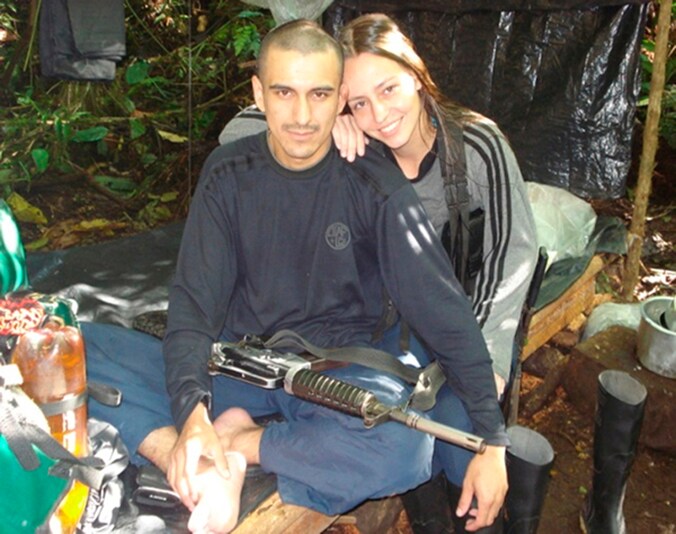 De Nederlandse FARC-strijdster Tania Nijmeijer met een onbekende man. De foto stond op een filmrolletje dat buitgemaakt werd door het Colombiaanse leger.
