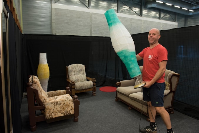 Organisator Kurt De Loor voert nog snel een lamp aan in het kringloopwinkeldecor waarin Anouk zal relaxen.