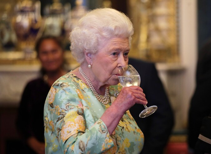 Op haar 91ste houdt de Queen een toch flink regime van vier drankjes per dag aan.