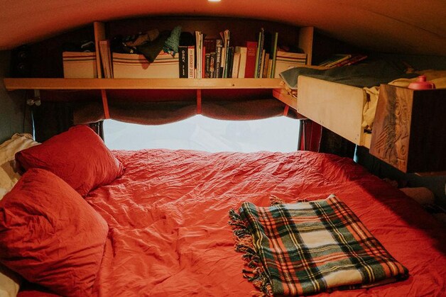 De slaapkamer van Tim en Valerie, met rechtsboven het bedje van hun dochter.