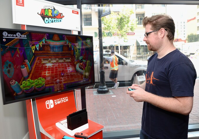Acteur Justin Roiland van de animatieserie 'Rick And Morty' speelt op de Nintendo Switch tijdens Comic-Con San Diego.