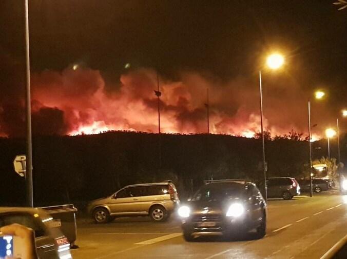 Onder meer in Bormes-les-Mimosas vecht de brandweer tegen het vuur.