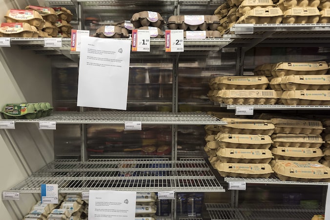 Een leeg schap bij de eierafdeling bij een Nederlandse Albert Heijn.