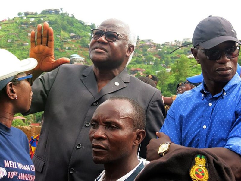 De president van Sierra Leone, Ernest Bai Koroma, vandaag tijdens een bezoek aan de site waar de modderstromen plaatsvonden in Freetown.